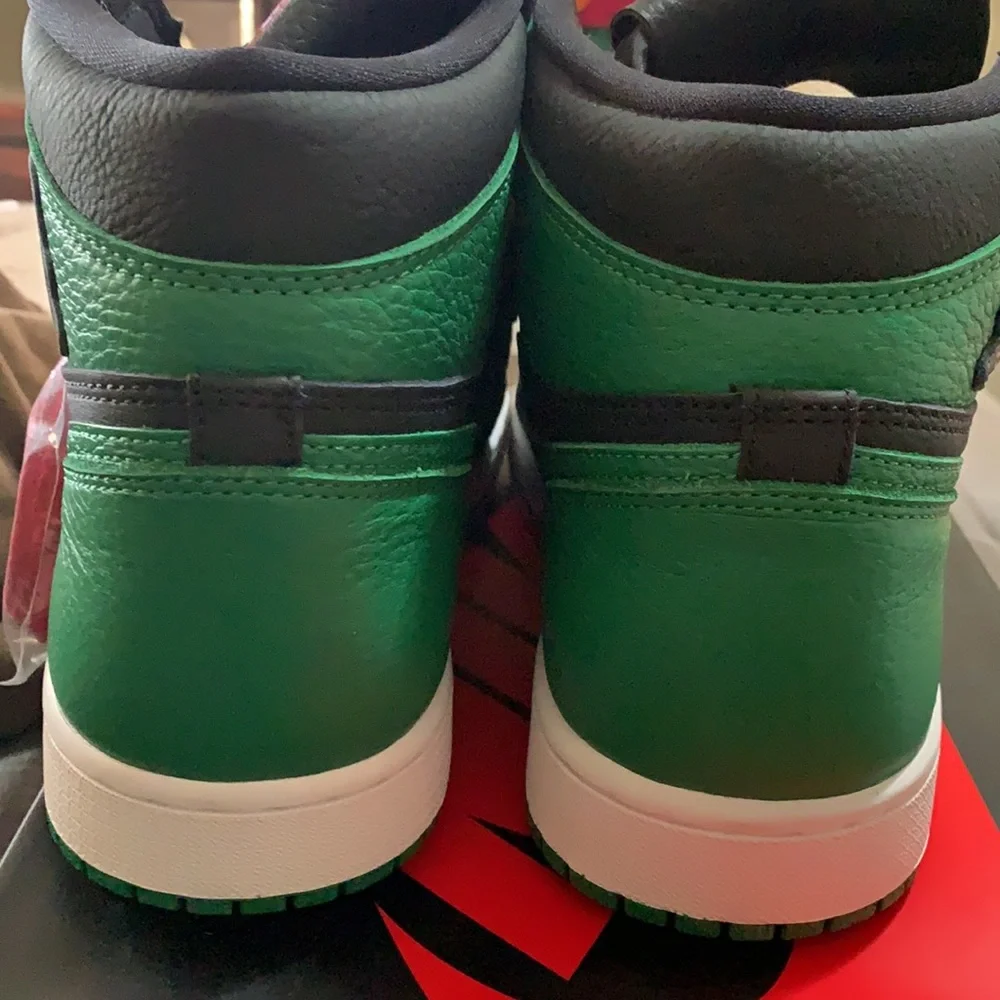 Air Jordan 1 Retro High - Picture 4 of 11